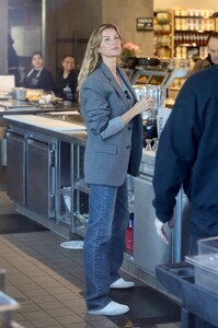 gisele at erewhon la january 11 2024 22.jpeg