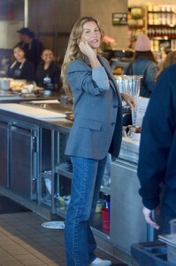 gisele at erewhon la january 11 2024 25.jpeg