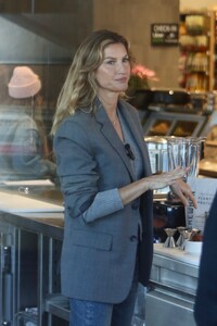 gisele at erewhon la january 11 2024 28.jpeg