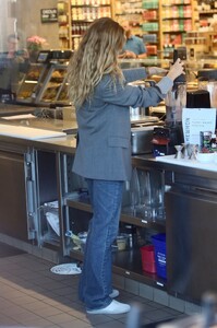 gisele at erewhon la january 11 2024 4.jpeg