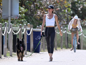 gisele in surfside miami march 3 2024 16.jpeg