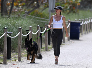 gisele in surfside miami march 3 2024 26.jpeg