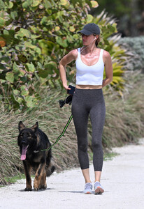 gisele in surfside miami march 3 2024 9.jpeg