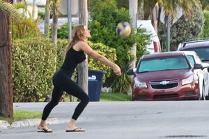 gisele vivian volleyball miami april 19 2024 6.jpeg