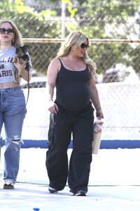 hilary-duff-out-in-los-angeles-04-22-2024-1.jpg