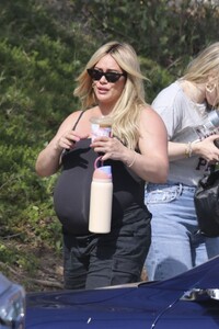 hilary-duff-out-in-los-angeles-04-22-2024-3.jpg