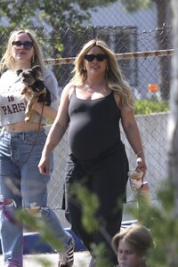 hilary-duff-out-in-los-angeles-04-22-2024-4.jpg