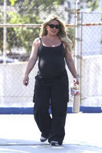 hilary-duff-out-in-los-angeles-04-22-2024-9.jpg