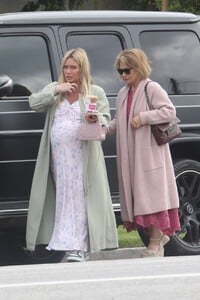 hilary-duff-with-her-mom-in-la-04-24-2024-2.jpg