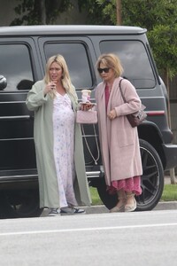 hilary-duff-with-her-mom-in-la-04-24-2024-3.jpg