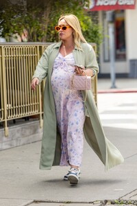 hilary-duff-with-her-mom-in-la-04-24-2024-4.jpg