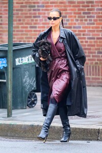 irina-shayk-fashionable-stroll-through-manhattan-04-20-2024-0.jpg