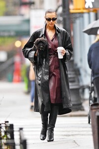 irina-shayk-fashionable-stroll-through-manhattan-04-20-2024-1.jpg