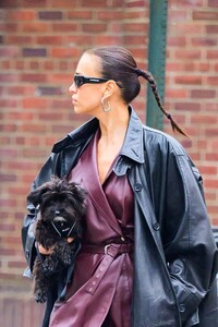 irina-shayk-fashionable-stroll-through-manhattan-04-20-2024-11.jpg