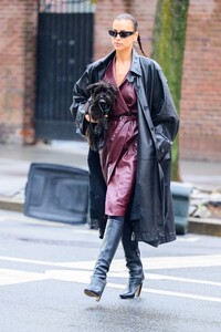 irina-shayk-fashionable-stroll-through-manhattan-04-20-2024-12.jpg