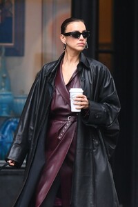 irina-shayk-fashionable-stroll-through-manhattan-04-20-2024-2.jpg