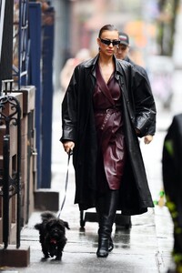 irina-shayk-fashionable-stroll-through-manhattan-04-20-2024-3.jpg