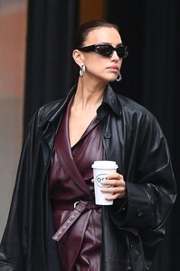 irina-shayk-fashionable-stroll-through-manhattan-04-20-2024-4.jpg