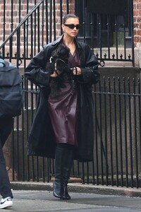 irina-shayk-fashionable-stroll-through-manhattan-04-20-2024-5.jpg