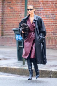 irina-shayk-fashionable-stroll-through-manhattan-04-20-2024-7.jpg