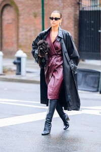 irina-shayk-fashionable-stroll-through-manhattan-04-20-2024-8.jpg