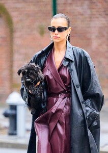 irina-shayk-fashionable-stroll-through-manhattan-04-20-2024-9.jpg