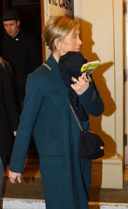 jennifer-aniston-and-sandra-bullock-leaving-broadway-play-appropriate-starring-sarah-paulson-03-31-2024-0.jpg