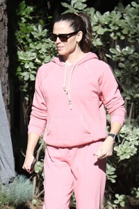 jennifer-garner-in-striking-pink-athletic-wear-in-brentwood-01-28-2024-1.jpg