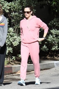 jennifer-garner-in-striking-pink-athletic-wear-in-brentwood-01-28-2024-2.jpg