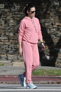 jennifer-garner-in-striking-pink-athletic-wear-in-brentwood-01-28-2024-5.jpg