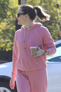 jennifer-garner-in-striking-pink-athletic-wear-in-brentwood-01-28-2024-6.jpg