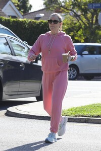 jennifer-garner-in-striking-pink-athletic-wear-in-brentwood-01-28-2024-8.jpg