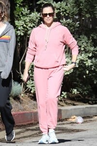 jennifer-garner-in-striking-pink-athletic-wear-in-brentwood-01-28-2024-9.jpg