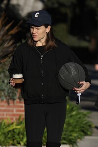 jennifer-garner-out-in-santa-monica-01-29-2024-0.jpg