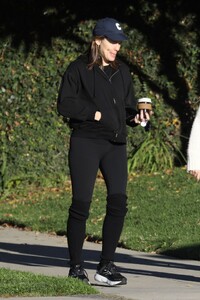 jennifer-garner-out-in-santa-monica-01-29-2024-2.jpg