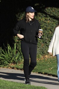 jennifer-garner-out-in-santa-monica-01-29-2024-3.jpg