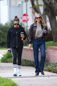 jennifer-garner-walk-with-a-friend-in-brentwood-01-24-2024-0.thumb.jpg.57eb96731d15d9ab350453d224ff095a.jpg