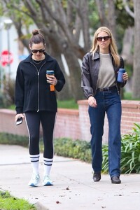 jennifer-garner-walk-with-a-friend-in-brentwood-01-24-2024-1.thumb.jpg.ba205f4855ec85c2a23fc6e6050858ed.jpg