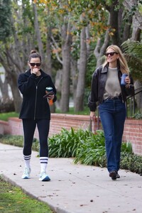 jennifer-garner-walk-with-a-friend-in-brentwood-01-24-2024-2.thumb.jpg.2969c7905b53495572cb7d364ad5dccd.jpg