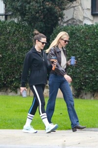 jennifer-garner-walk-with-a-friend-in-brentwood-01-24-2024-4.thumb.jpg.923e3ce4ee61b613f0c002ac1d5be185.jpg