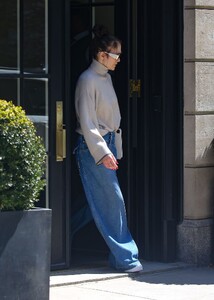 jennifer-lopez-embraces-oversized-denim-trend-with-gucci-jeans-0.jpg