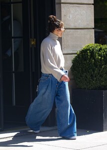 jennifer-lopez-embraces-oversized-denim-trend-with-gucci-jeans-1.jpg