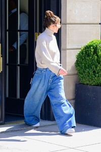 jennifer-lopez-embraces-oversized-denim-trend-with-gucci-jeans-3.jpg
