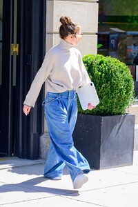jennifer-lopez-embraces-oversized-denim-trend-with-gucci-jeans-4.jpg