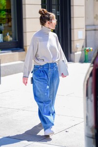 jennifer-lopez-embraces-oversized-denim-trend-with-gucci-jeans-5.jpg