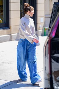 jennifer-lopez-embraces-oversized-denim-trend-with-gucci-jeans-6.jpg