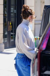 jennifer-lopez-embraces-oversized-denim-trend-with-gucci-jeans-7.jpg