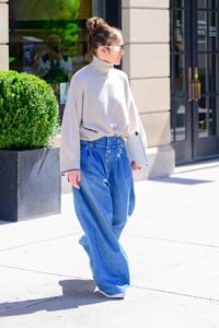 jennifer-lopez-embraces-oversized-denim-trend-with-gucci-jeans-8.jpg