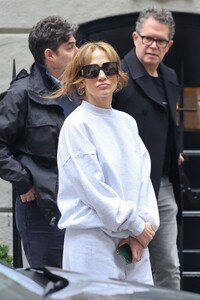 jennifer-lopez-house-hunts-in-new-york-04-01-2024-1.jpg