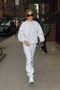 jennifer-lopez-house-hunts-in-new-york-04-01-2024-4.jpg